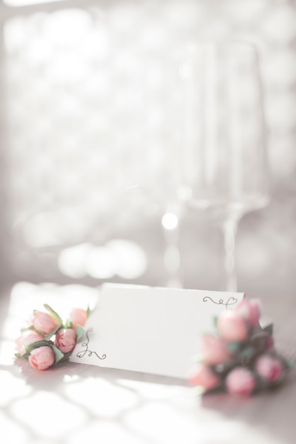 Carte de mariage avec des fleurs