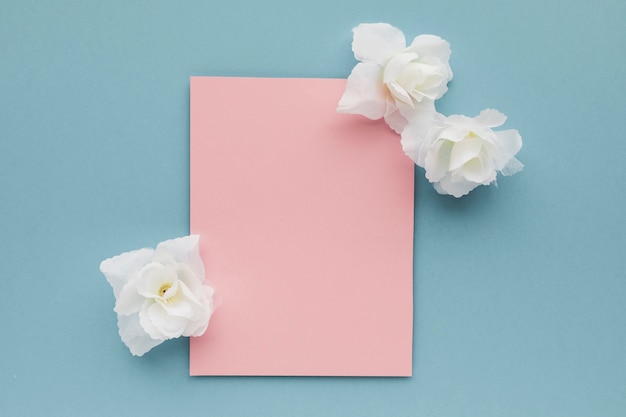 Photo gratuite carte de mariage avec des fleurs