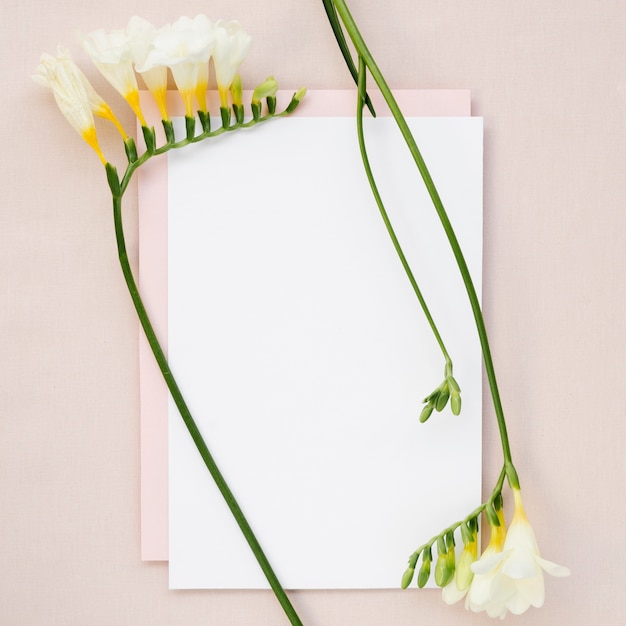 Photo gratuite carte de mariage simple avec des fleurs