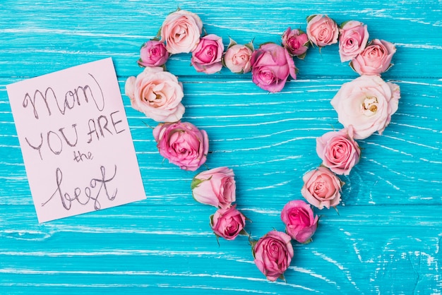 Photo gratuite carte mignonne et coeur floral pour la fête des mères