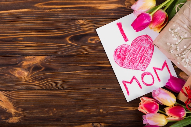 Carte postale et fleurs de la fête des mères