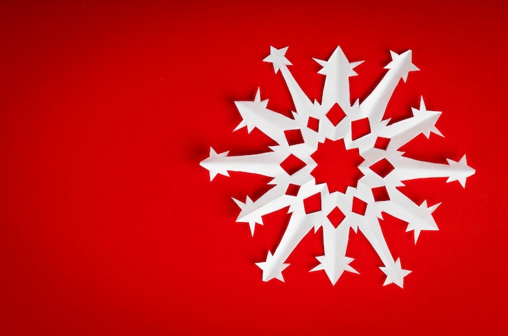 Photo gratuit carte postale de noël de cru avec de vrais flocons de neige en papier