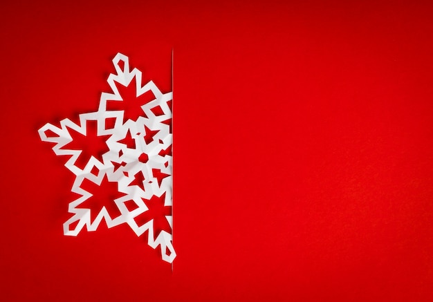 Carte postale de Noël de cru avec de vrais flocons de neige en papier