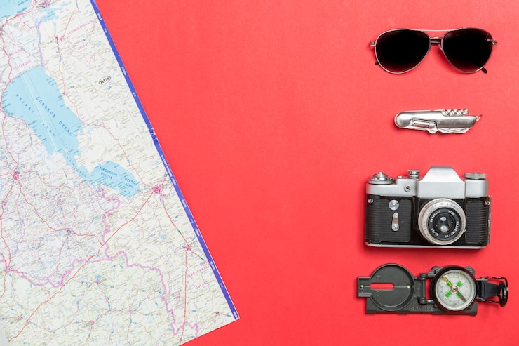 Photo gratuit carte près de trucs de voyage