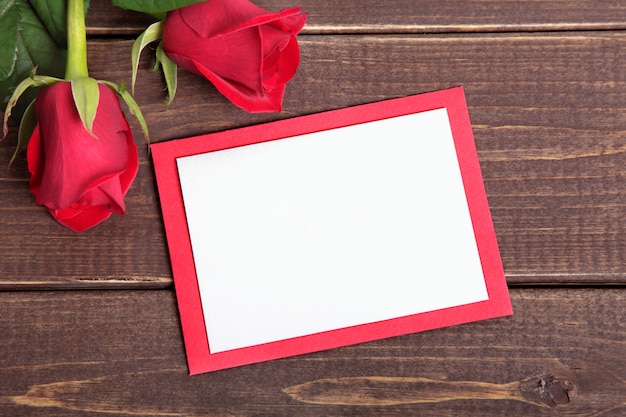 Carte de Valentine avec des roses sur planche de bois