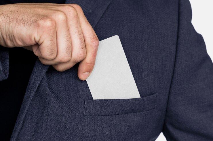 Photo gratuit carte de visite vierge dans la main d'un homme d'affaires