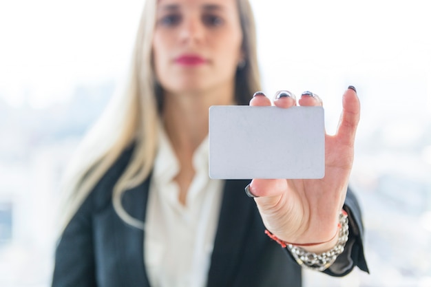 Carte de visite vierge montrant femme d&#39;affaires