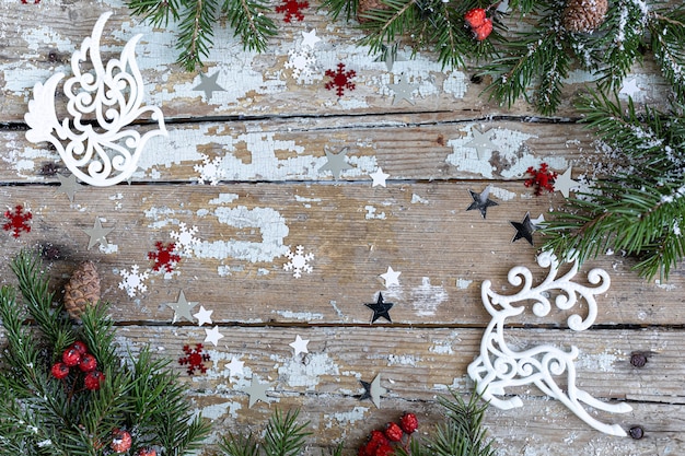 Carte de voeux joyeux Noël et bonnes fêtes, cadre, bannière. Nouvel An. Carte de bonne année avec de la neige sur fond en bois. Thème de vacances de Noël d'hiver. Mise à plat. copie espace
