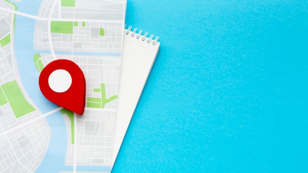 Carte vue de dessus sur fond bleu