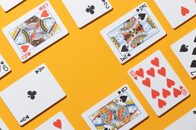 Photo gratuite cartes de casino sur fond jaune