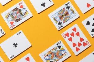 Photo gratuite cartes de casino sur fond jaune
