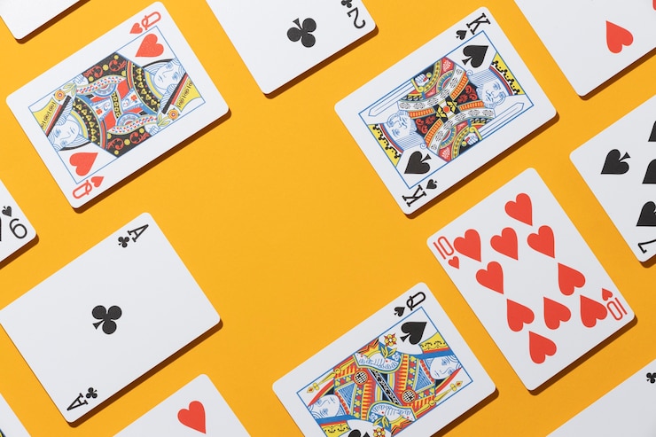 Photo gratuit des cartes de casino sur fond jaune