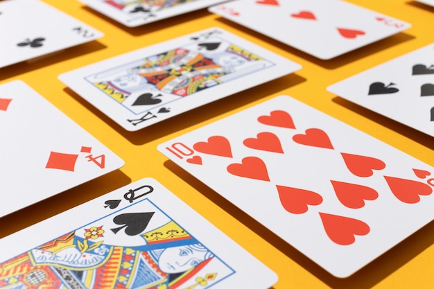 Photo gratuite cartes de casino sur fond jaune