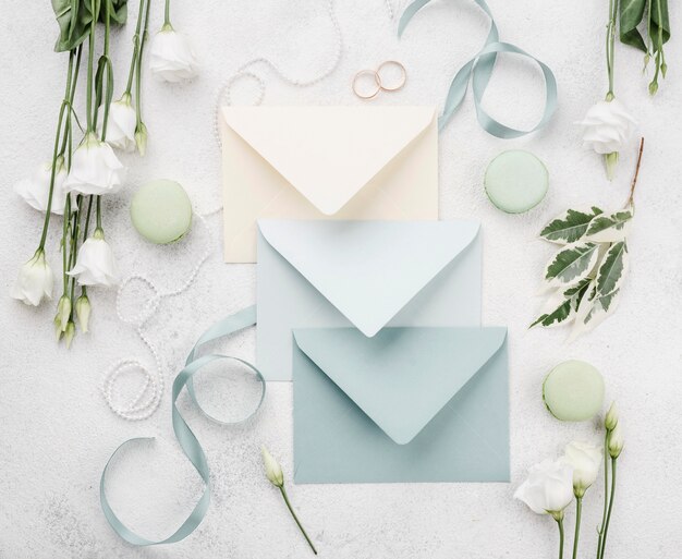 Cartes d'invitation de mariage dans des enveloppes