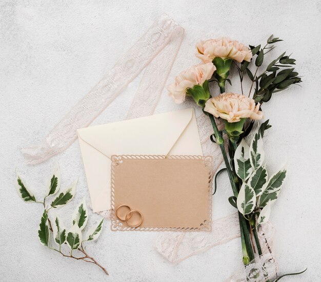 Cartes d'invitation de mariage avec des fleurs sur la table