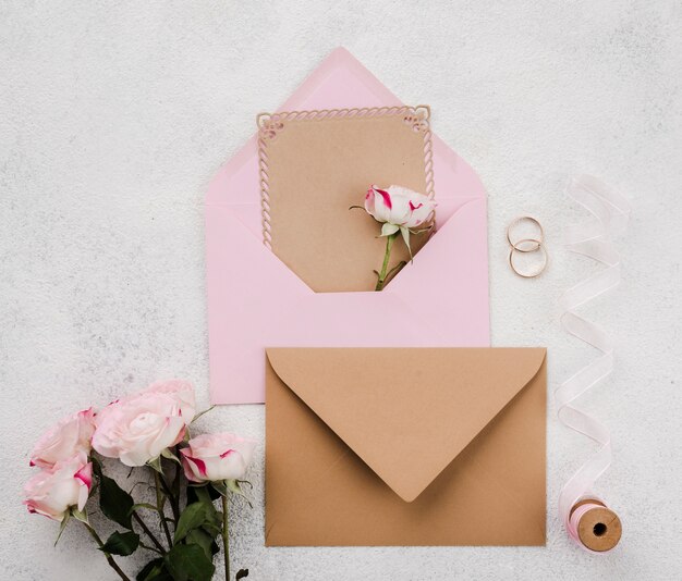 Cartes d'invitation de mariage vue de dessus avec des fleurs