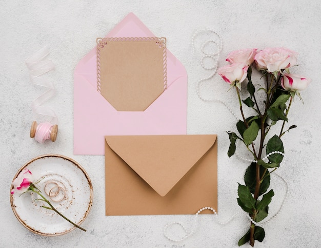 Photo gratuite cartes d'invitation de mariage vue de dessus avec des fleurs