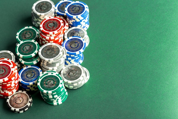 Cartes et jetons pour le poker sur table verte