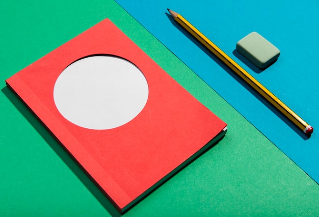 Cartes post-it et outils scolaires, vue haute