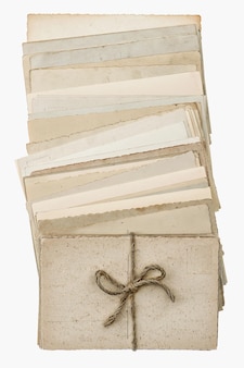Cartes postales isolées sur fond blanc. pile de vieilles cartes en papier vierge. photo de style vintage