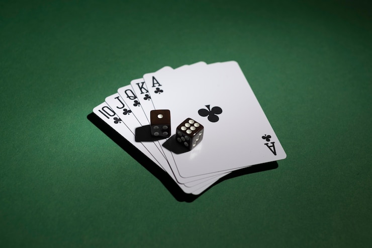 Photo gratuit cartes de quinte flush royale avec dés sur fond vert