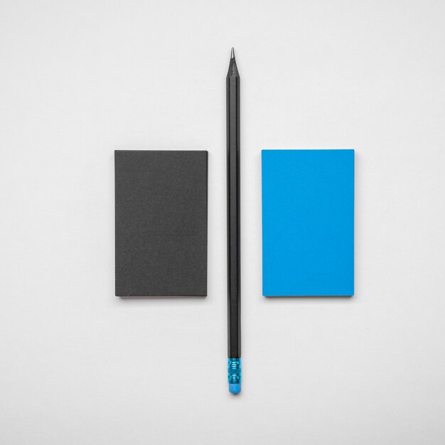 Cartes de visite et stylo minimalistes noir et bleu