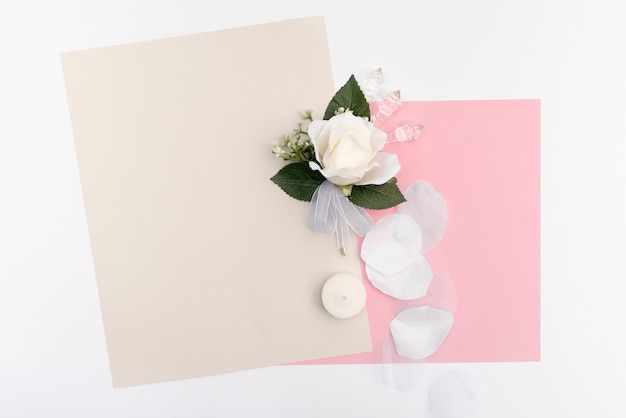 Photo gratuite cartes de voeux de mariage avec rose blanche