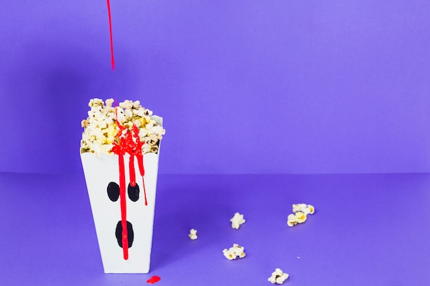 Photo gratuite carton aux popcorn avec visage fantôme