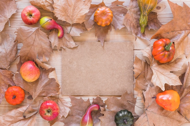 Carton entre les feuilles et les légumes