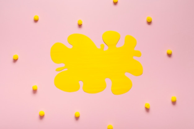 Carton jaune vide avec des boules de coton
