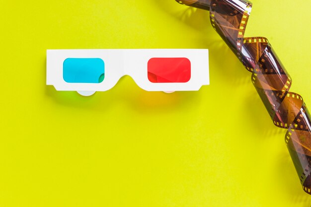 Carton lunettes 3d et ruban