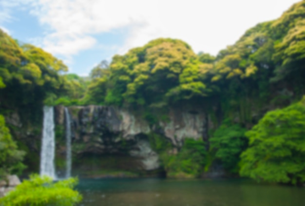 Photo gratuite la cascade de cheonjiyeon floue est une cascade sur l'île de jeju, sou