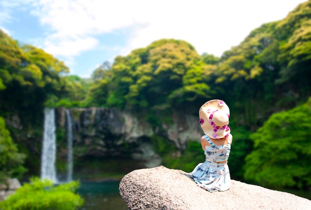 Photo gratuite la cascade de cheonjiyeon floue est une cascade sur l'île de jeju, sou