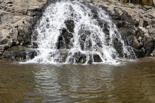 Photo gratuite cascade entre les rochers