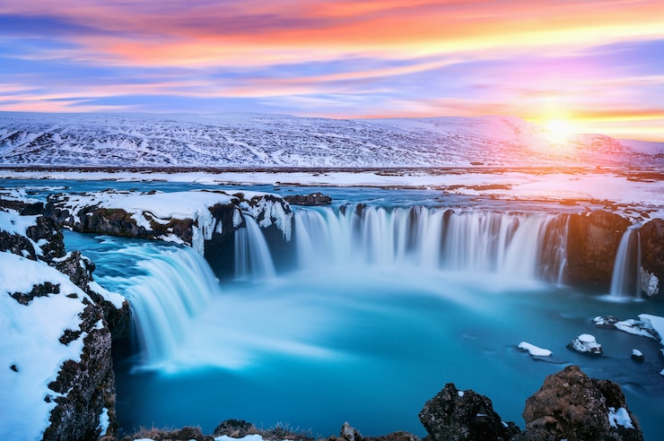 Photo gratuit cascade de godafoss au coucher du soleil en hiver, l'islande.