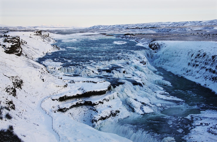 Photo gratuit cascade de gullfoss en islande, europe entourée de glace et de neige