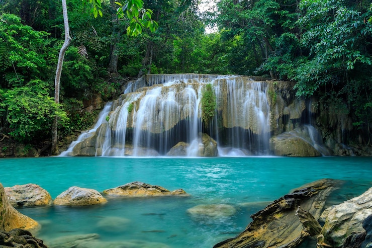 Photo gratuit cascade niveau 2 parc national d'erawan kanchanaburi thaïlande