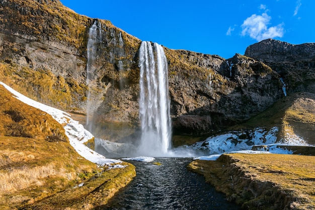 Cascade de Seljalandsfoss, belle cascade en Islande.