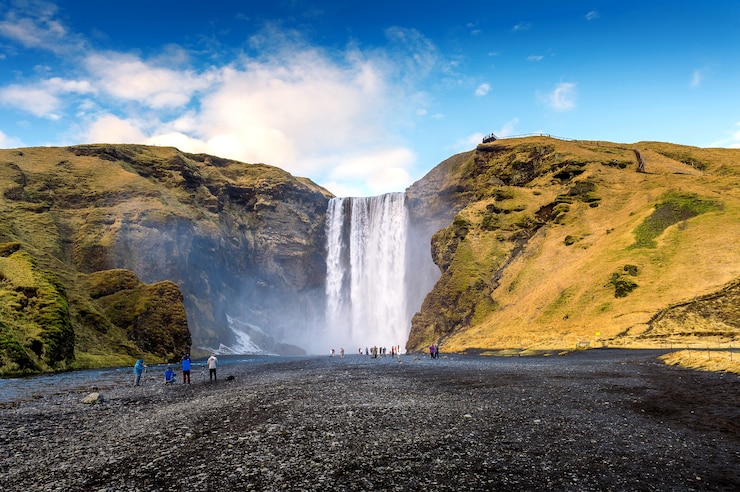 Photo gratuit cascade de skogafoss en islande.