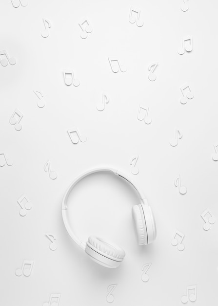 Photo gratuite casque blanc avec des notes de musique