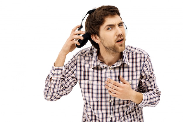 Casque décollé de l'homme confus pour répondre à la question