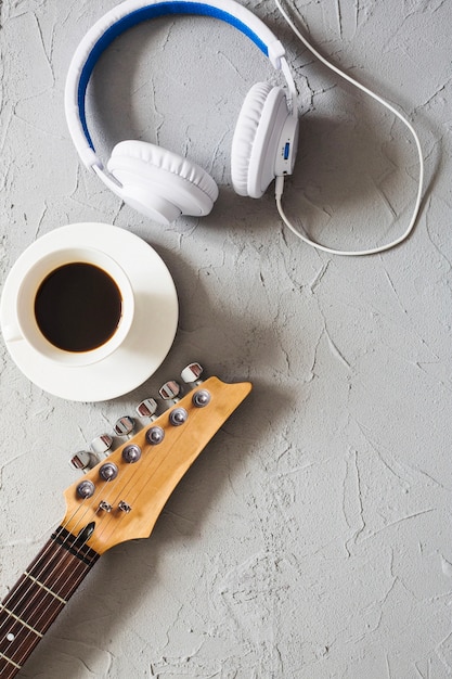 Photo gratuite casque, guitare et café