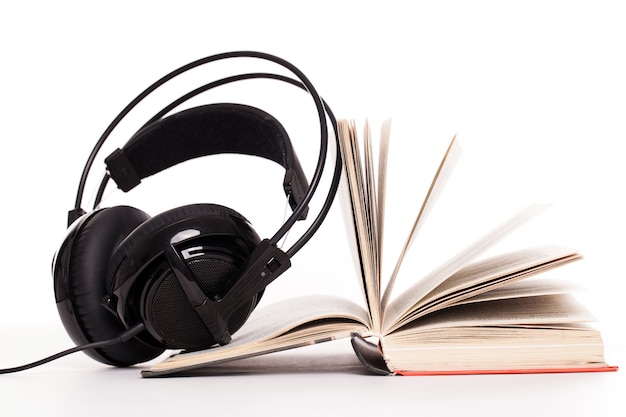 Casque et livre sur fond blanc