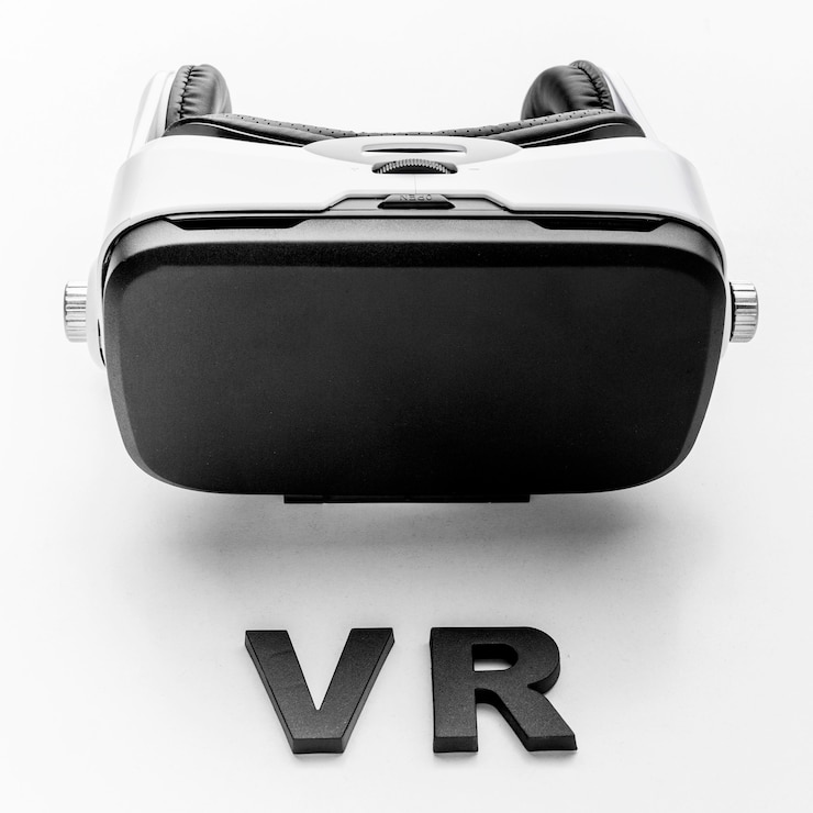 Photo gratuit casque de réalité virtuelle sur le bureau