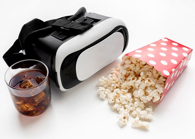 Casque de réalité virtuelle et pop-corn