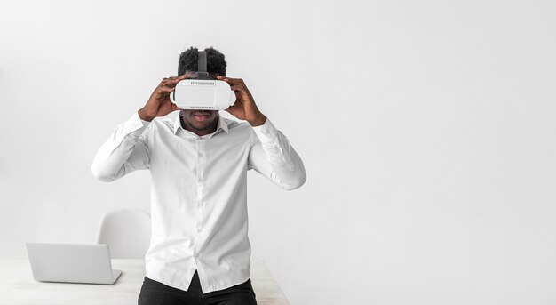 Casque de réalité virtuelle utilisé par un homme d'affaires