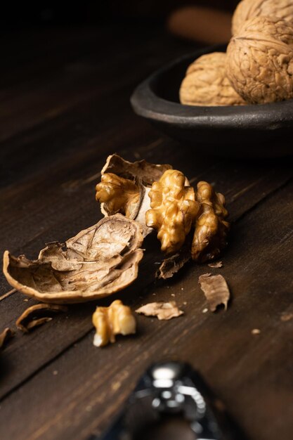 Casse-noisette et noix concassées sur une table en bois