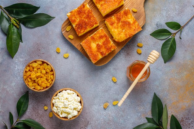 Casserole de fromage cottage aux raisins secs et semoule