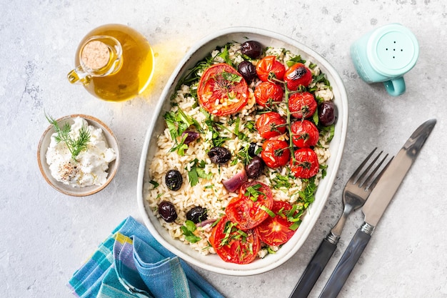 Photo gratuite casserole de légumes grecs avec du riz et des tomates