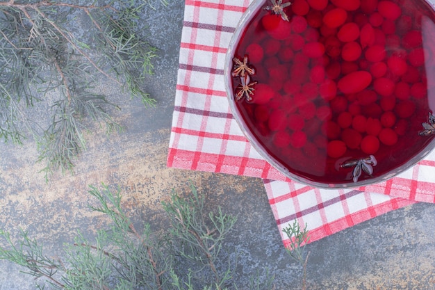 Une casserole sombre de jus rouge sur marbre